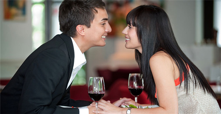 парень и девушка с бокалами вина