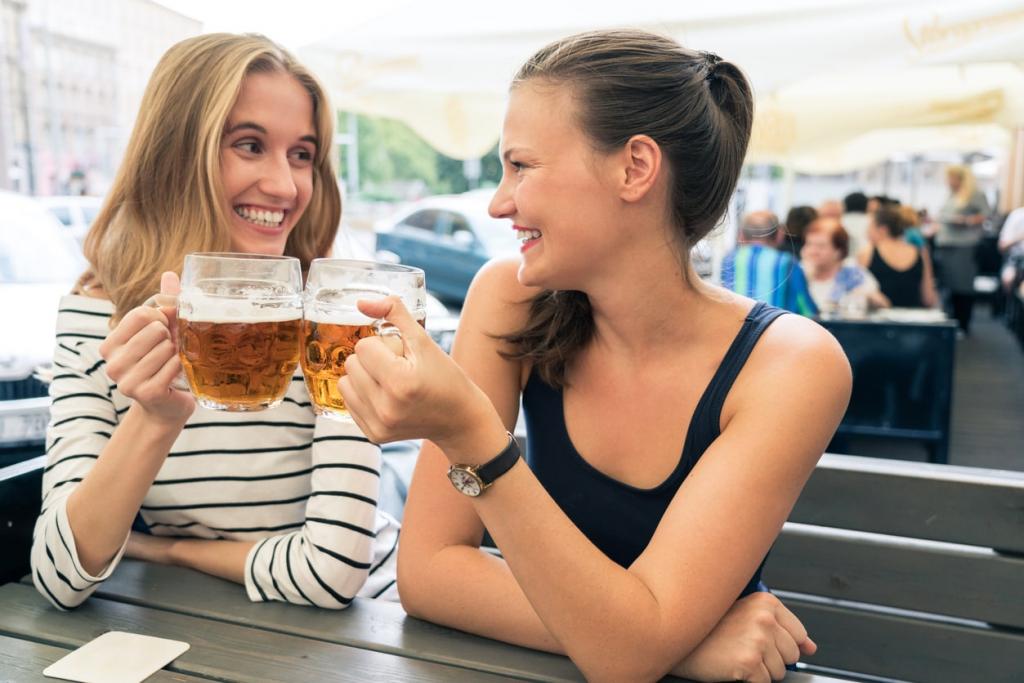 девушки пьют пиво