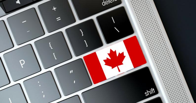 клавиша на компьютере с канадским флагом