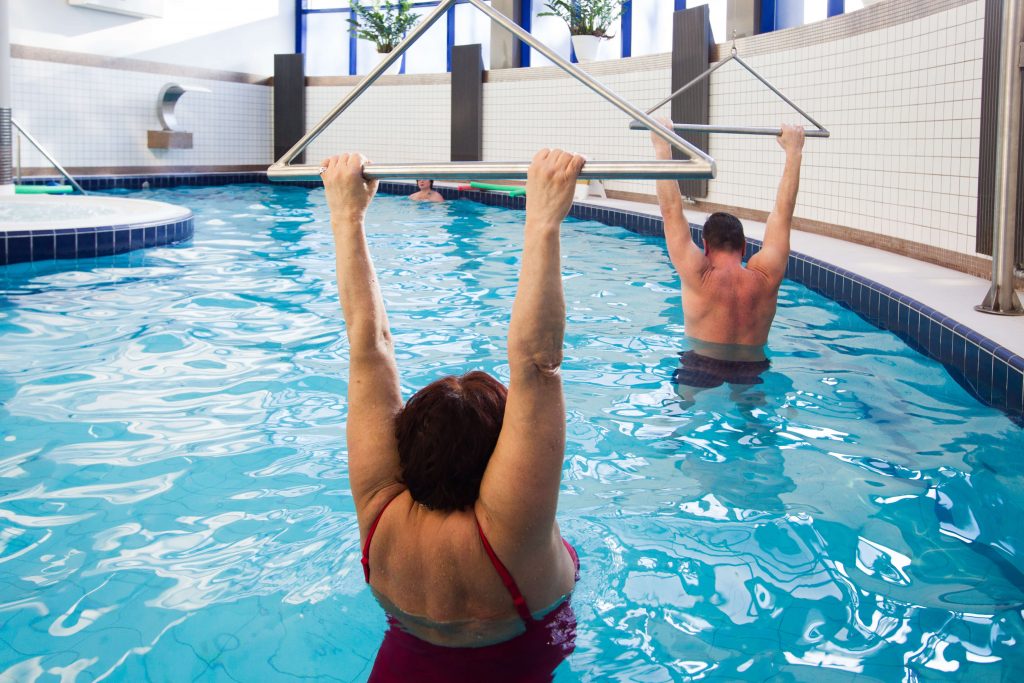 Гимнастические упражнения в бассейне