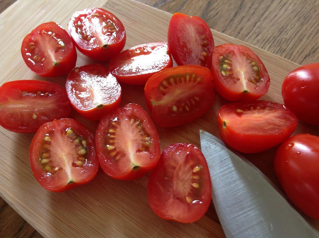 Нарезанные помидоры черри