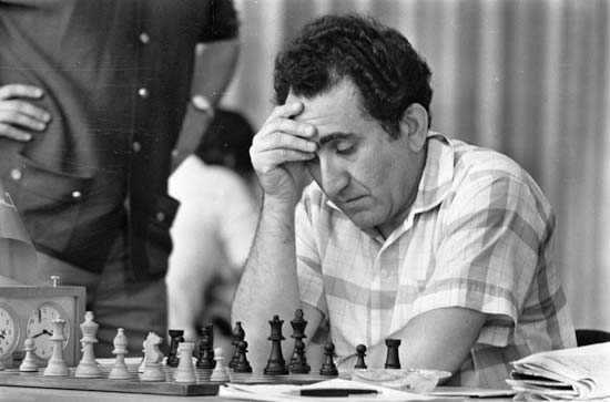Петросян играет в шахматы
