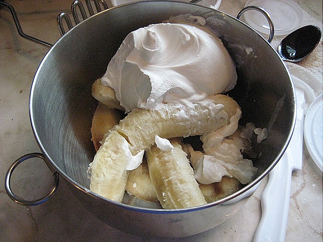 торт со сметанным кремом и бананами
