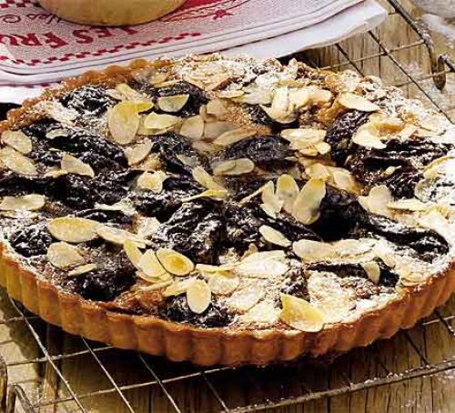 Пирог с черносливом и грецкими орехами: ингредиенты, рецепт, советы по приготовлению и оформлению