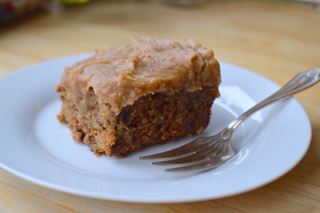 Пирог с черносливом и грецкими орехами: ингредиенты, рецепт, советы по приготовлению и оформлению