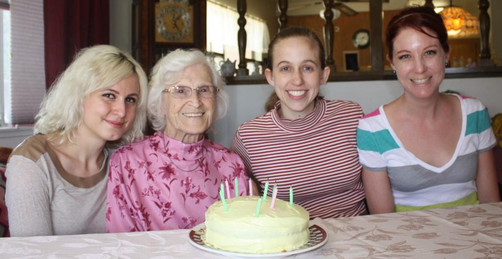 Что подарить маме на 80-летний юбилей: интересные идеи, полезные подарки