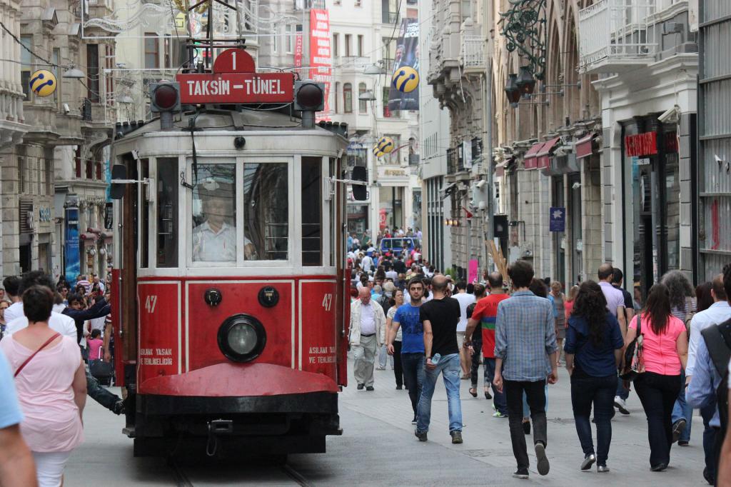 Трамвай на улице Истикляль в Стамбуле