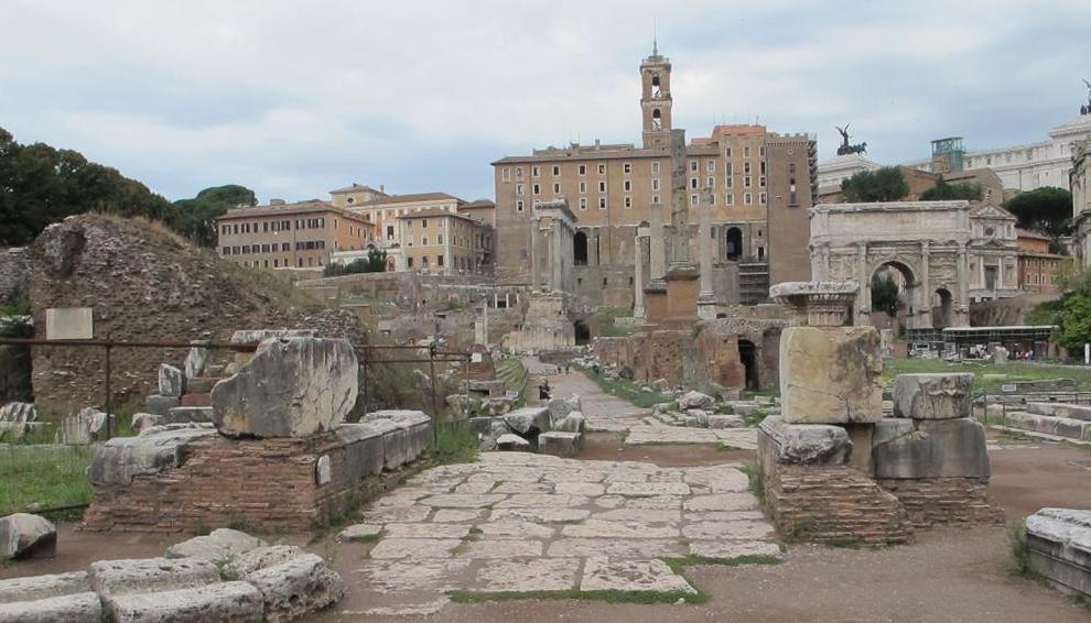 Остатки арки Августа в Риме