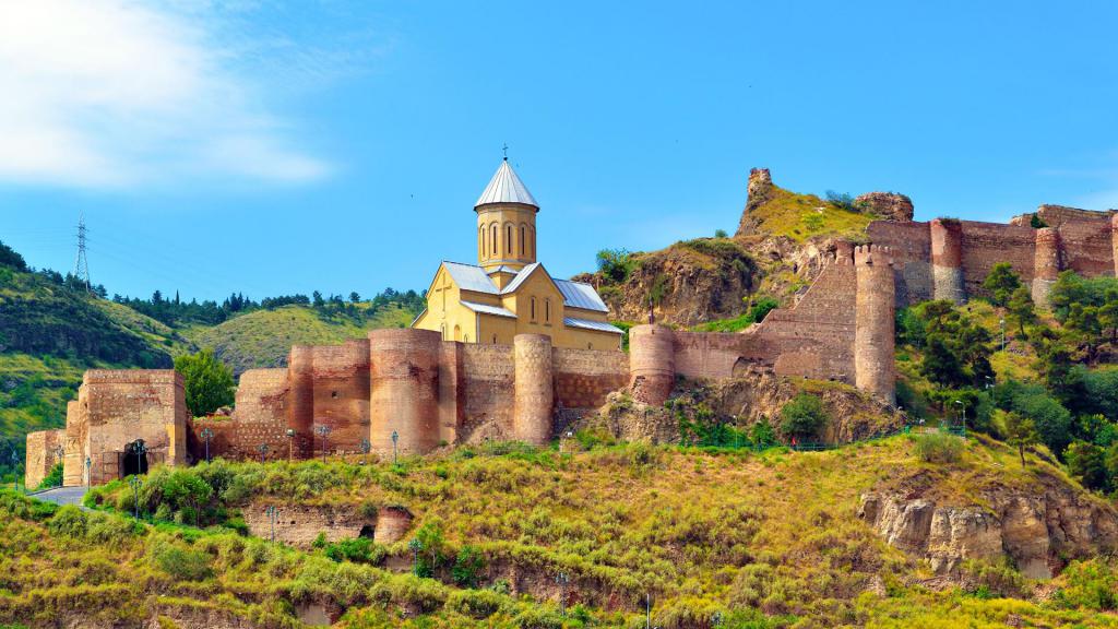 Крепость Нарикала наверху канатной дороги в Тбилиси