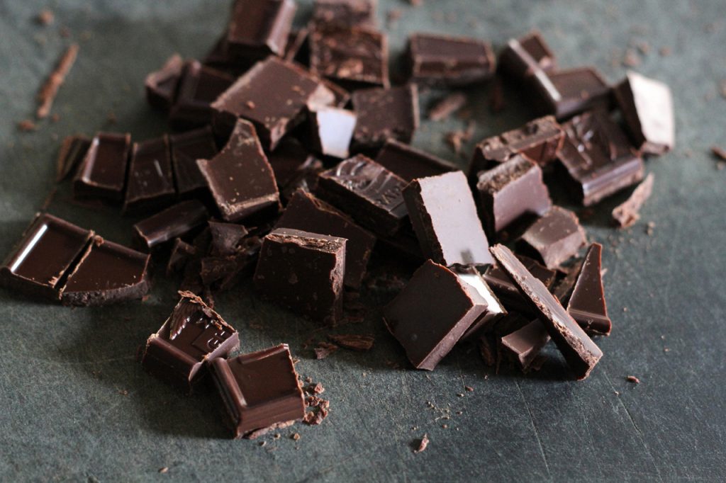 Чем отличается горький шоколад от темного: состав, сходство и различия, полезные свойства