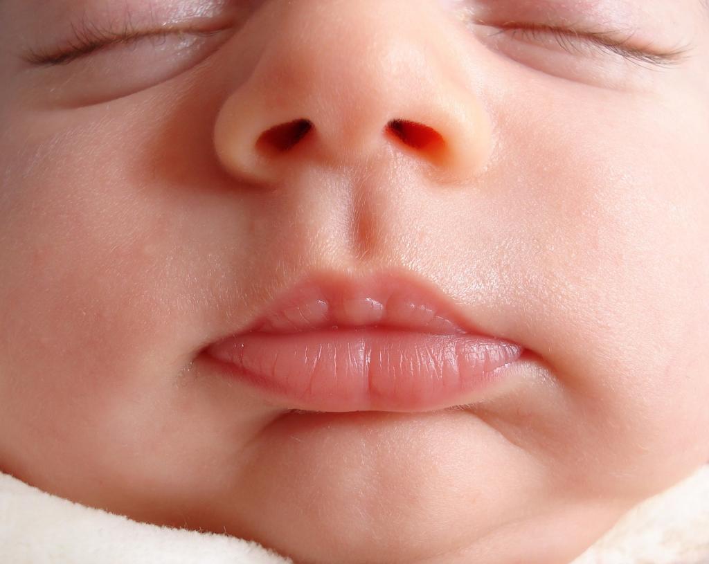 Как вытащить козявку у новорожденного: пошаговая инструкция и рекомендации