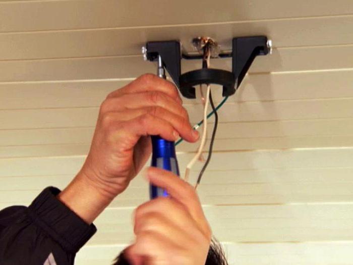 Как проложить проводку по потолку в квартире