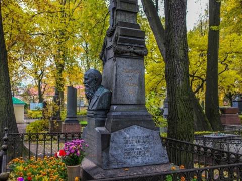 "Литераторские мостки" Волковского кладбища, кто похоронен