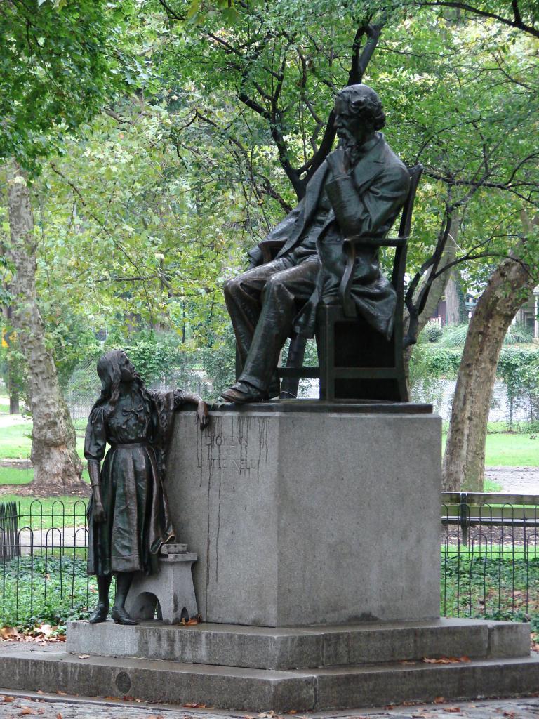 статуя Диккенса в Кларк-Парке