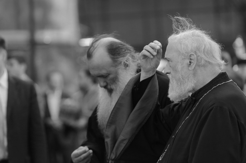 Православные верующие совершают священный жест справа налево