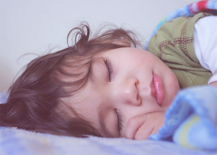 Ребенка до года нужно укладывать спать на спину или бок