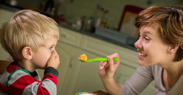 Как приучить ребенка жевать твердую пищу