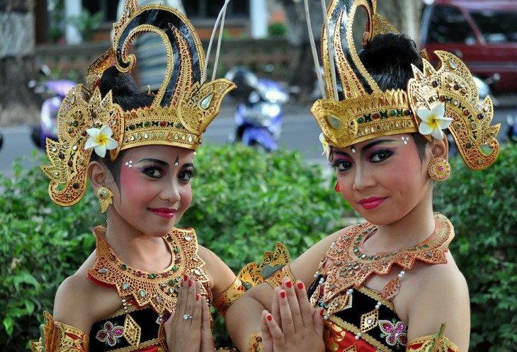 Приветливые жители Индонезии