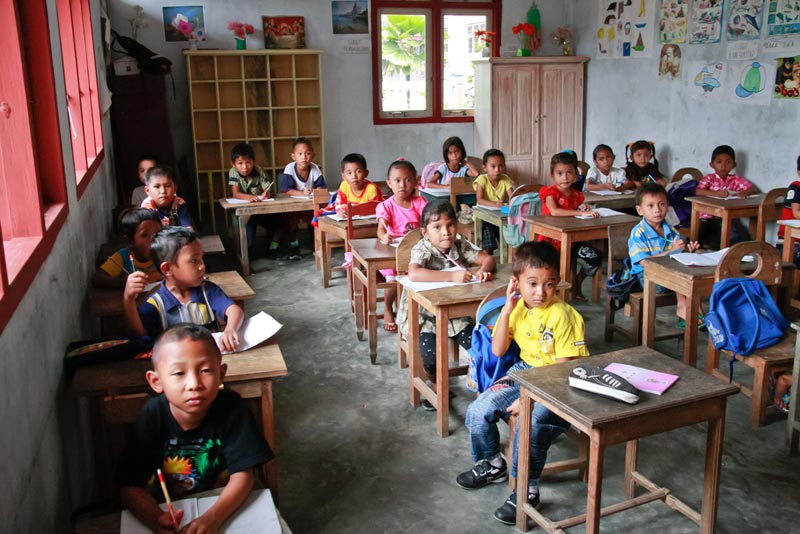 Дети Индонезии учатся в школах