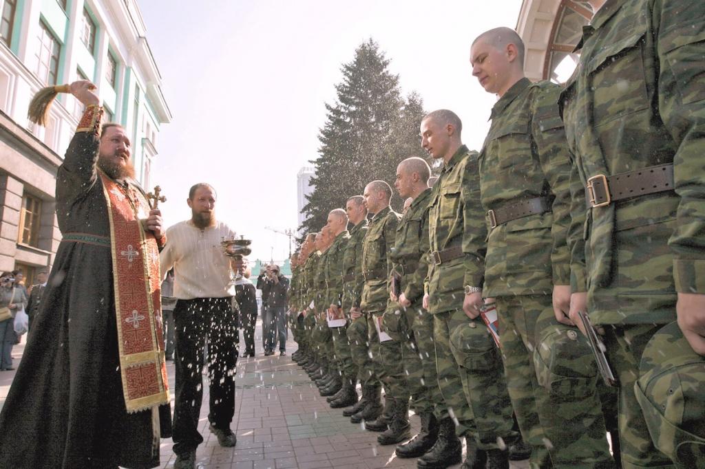 священник и солдаты
