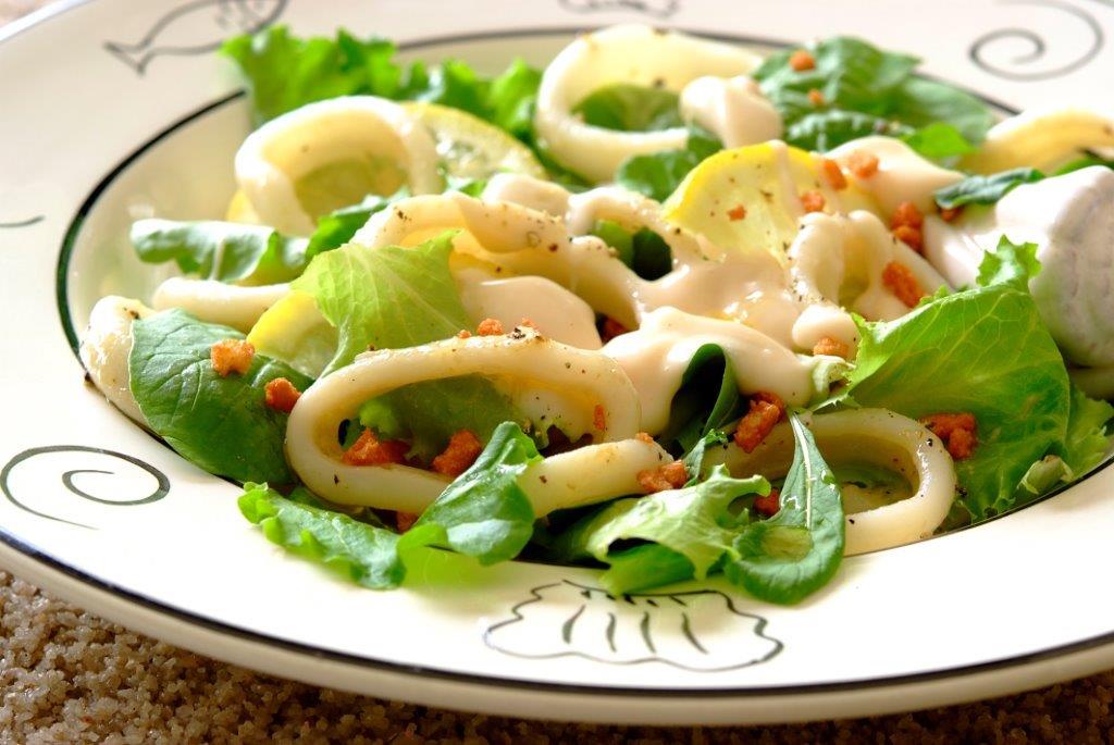 Очень вкусный салат с маринованными кальмарами