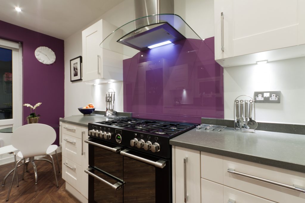 Фото фиолетовой кухни