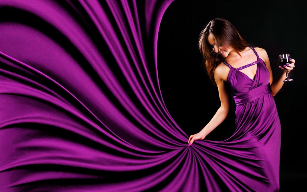 Женщина в фиолетовом платье