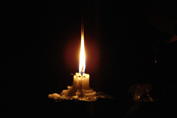 Горит поминальная свеча
