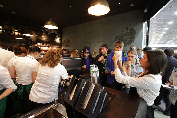 посетители и работники кофейни