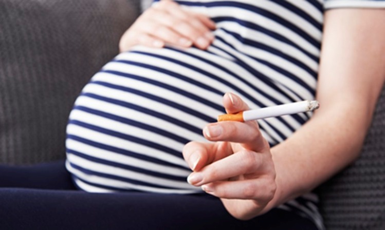 курящая беременная женщина
