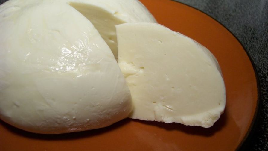 домашний сыр на тарелке