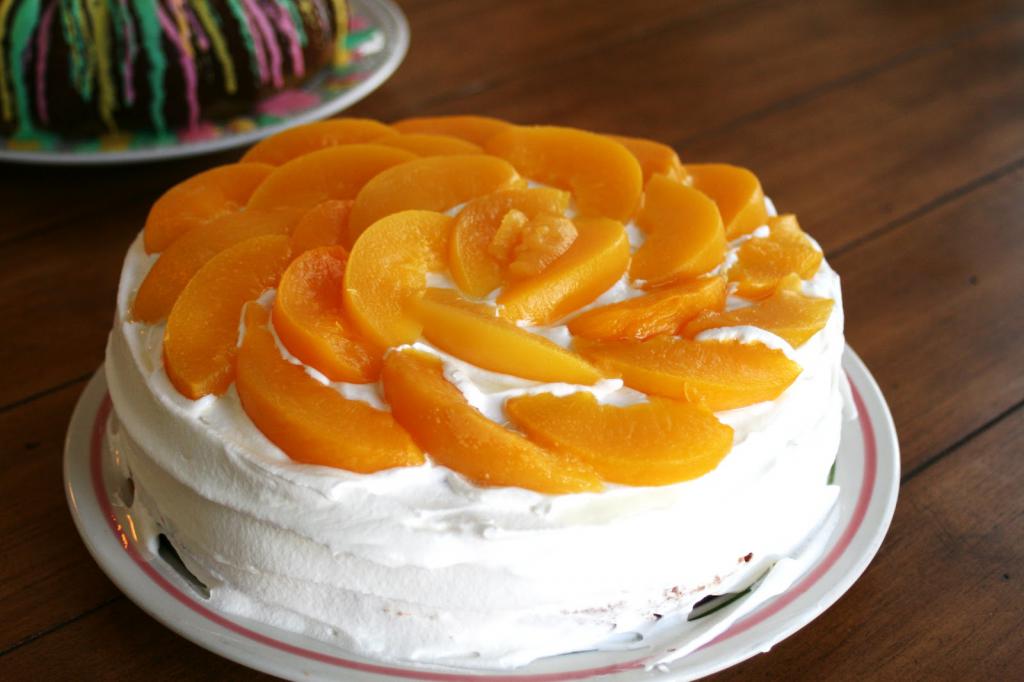 торт с белым шоколадом и персиками