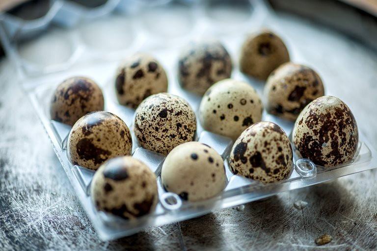Как разбить перепелиное яйцо: простые и быстрые способы