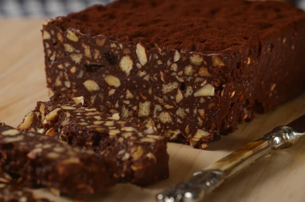 шоколадный торт без выпечки с печеньем