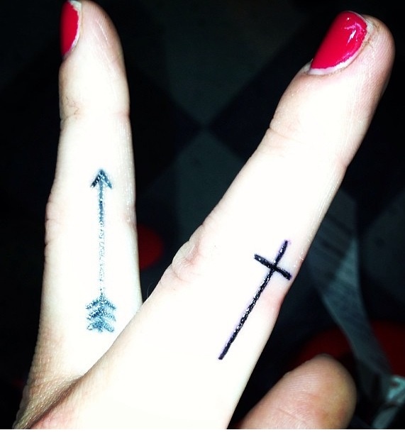 Что означает тату - кресты на пальцах