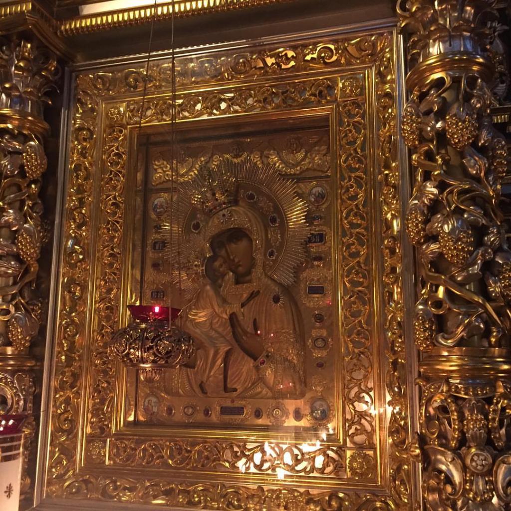Икона Богородицы в храме