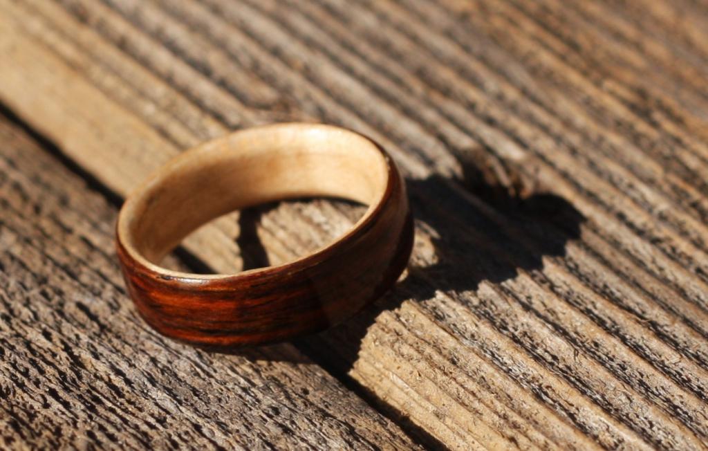 производство кольца из дерева собственноручно
