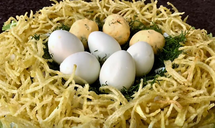 салат с перепелиными яйцами и яйцами сделанными вручную