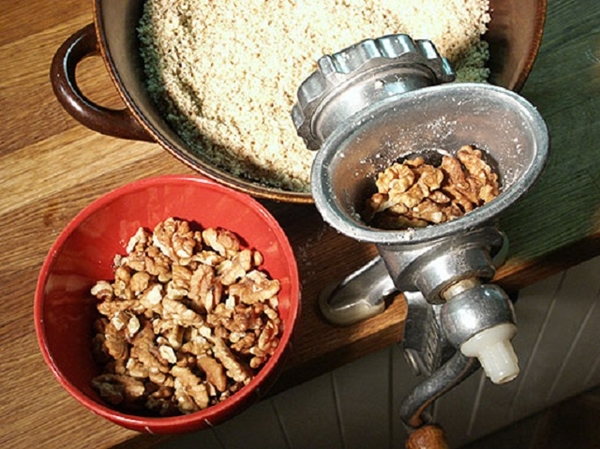 Измельчение грецких орешков в мясорубке
