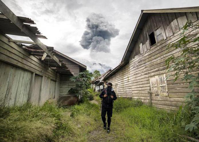 извержение индонезийского вулкана синабунг