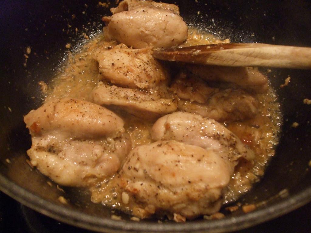 Курица в кефирном маринаде на сковороде