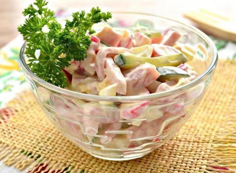Салат с ветчиной и крабовыми палочками: подбор ингредиентов, рецепты приготовления