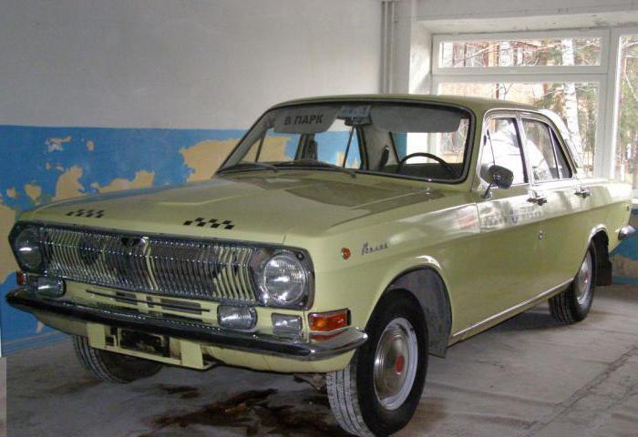 Советский автомобиль ГАЗ-24 и его версия для такси ГАЗ-2401