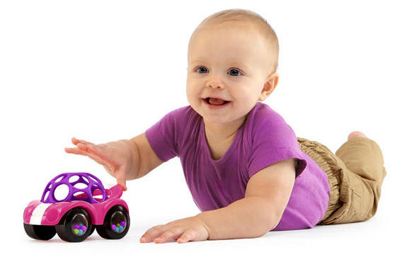 ребенок играет с машиной