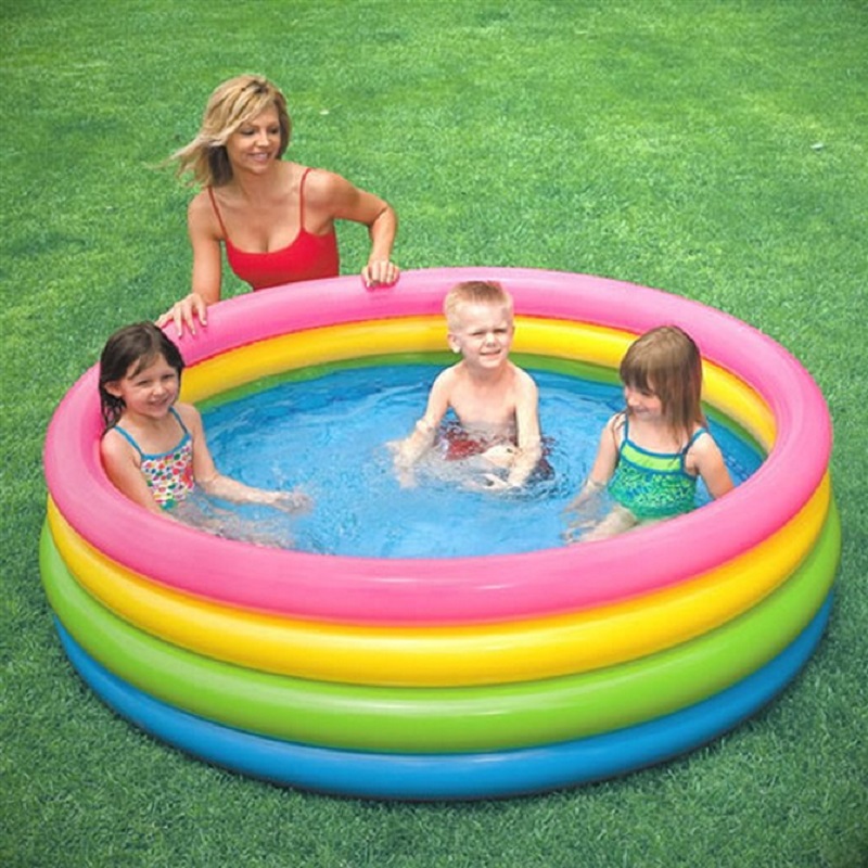 трое детей в бассейне