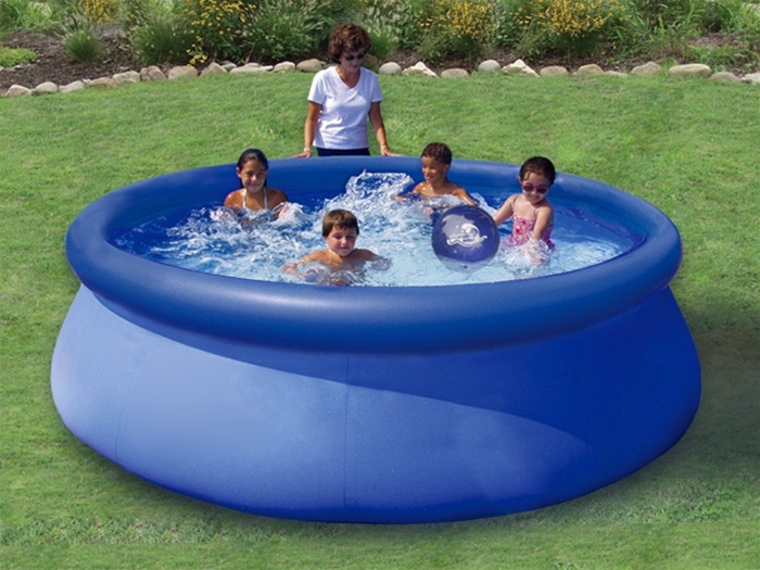 дети в большом надувном бассейне