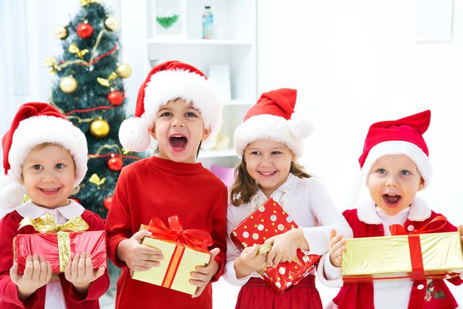 дети с новогодними подарками