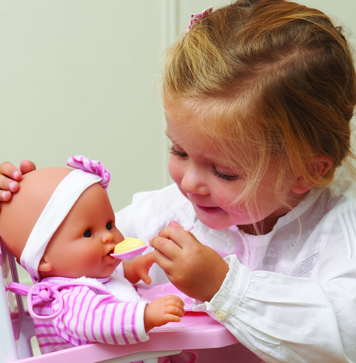 девочка кормит куклу