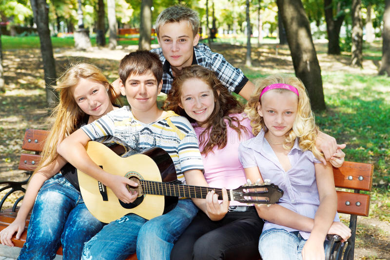 подростки с гитарой
