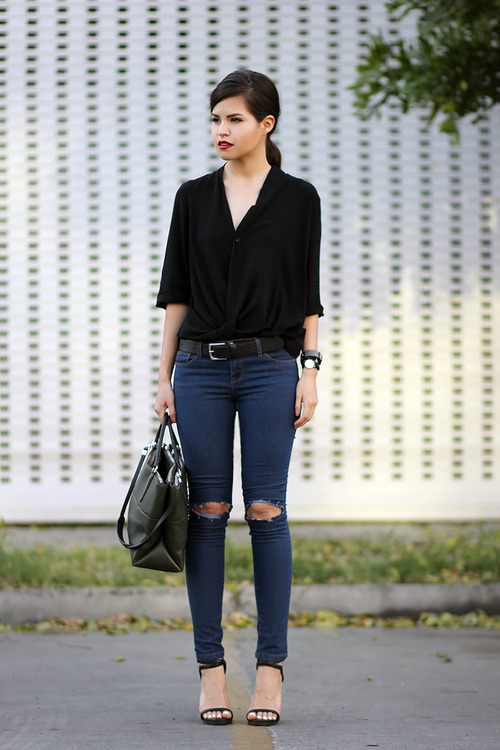 черная блузка и джинсы